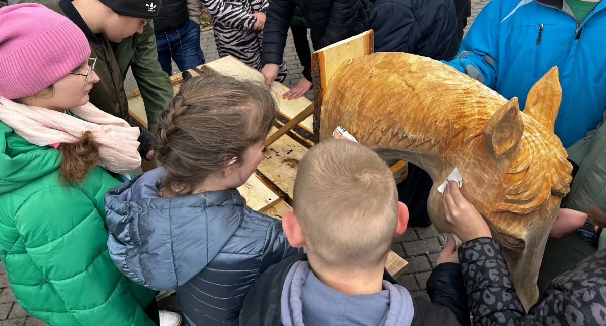 Konie w drewnie. Młodzież Zespołu Placówek w Łukowie na warsztatach rzeźbiarskich w Muzeum Regionalnym