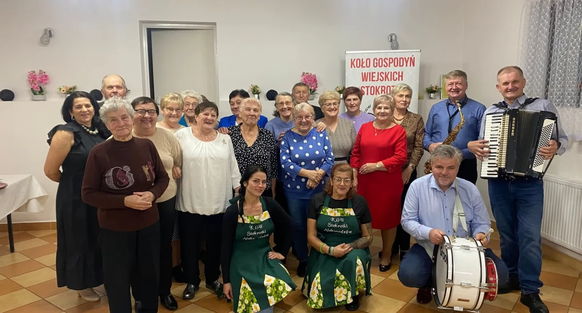 Wspólne chwile i lokalny akcent. KGW „Stokrotki” z Aleksandrowa gościło Seniorów