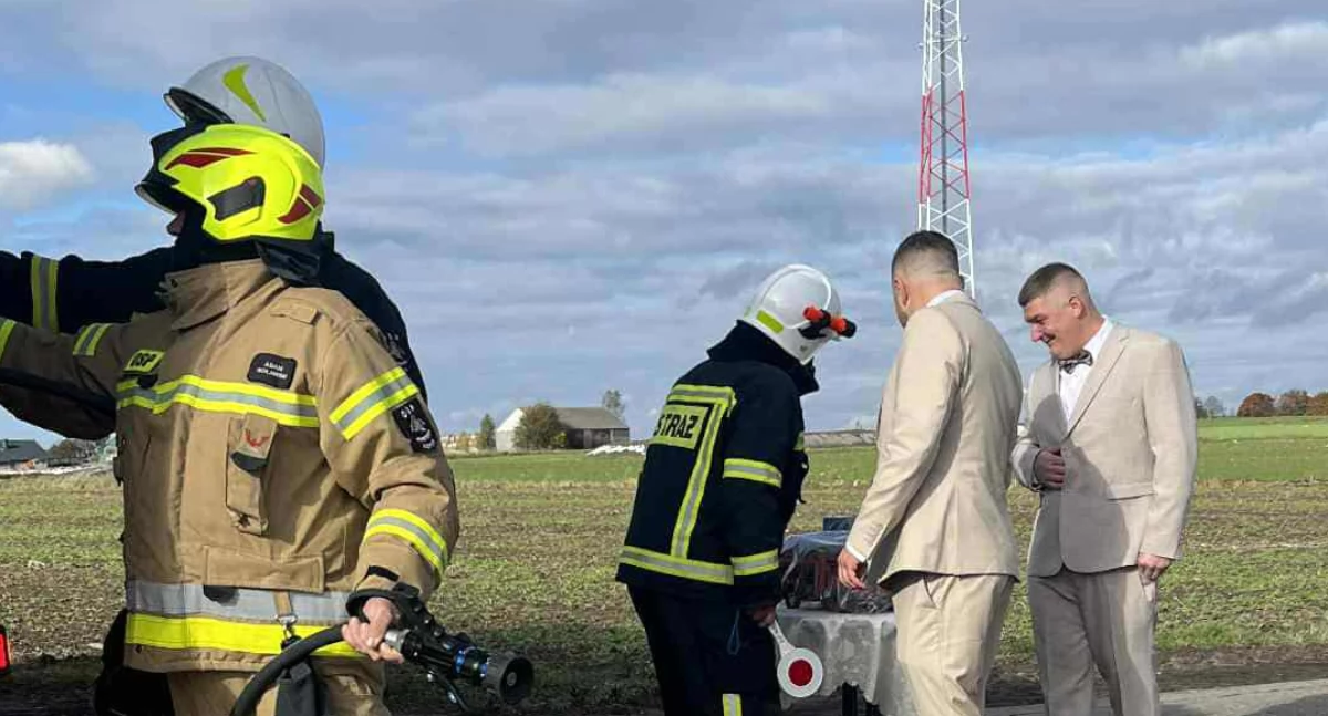 Ślub druha OSP Kopina: Strażackie powitanie nowożeńców
