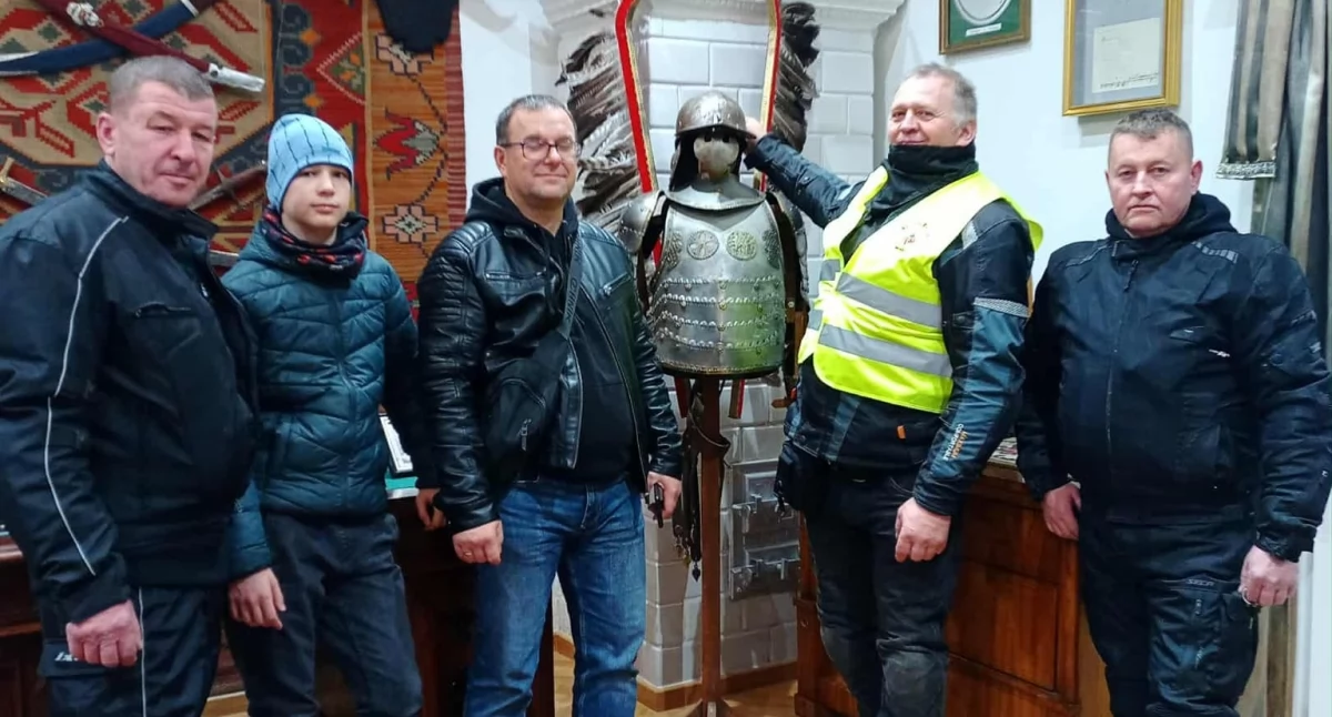 Motoweterani Łuków na patriotycznym szlaku. Z rykiem silników pożegnali jesień w Woli Gułowskiej i Woli Okrzejskiej