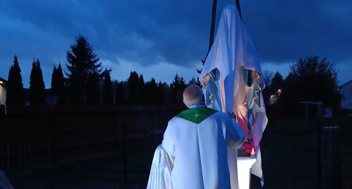 Poruszająca uroczystość w Turcu: Figury Matki Bożej i Św. Franciszka Poświęcone. Kto za Nimi stoi?