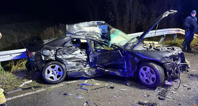 Poważny wypadek na krajowej 63. Osobówka zderzyła się z ciężarówką – jedna osoba w szpitalu