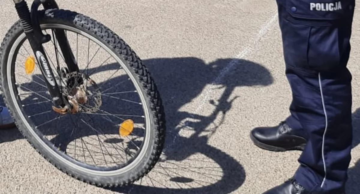 Wypadek w Dworni. Mercedes uderzył w rowerzystkę – kobieta ranna!