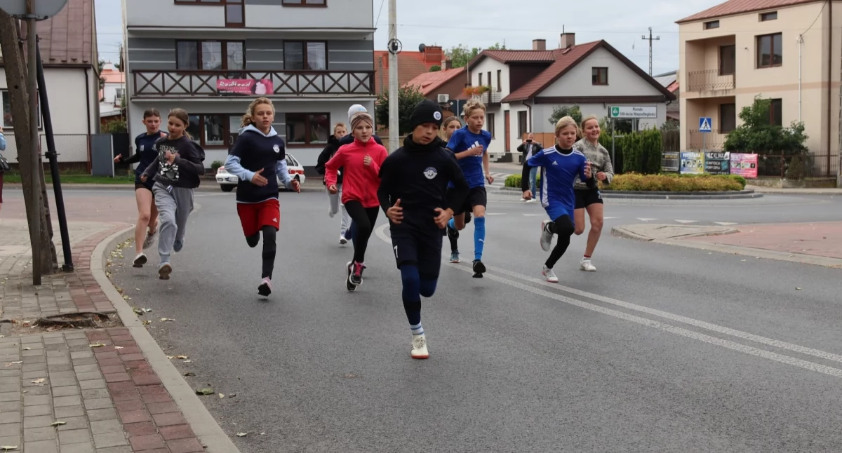 Deszcz medali dla Wandowa! Uczniowie zdominowali Żelechowską Triadę Biegową