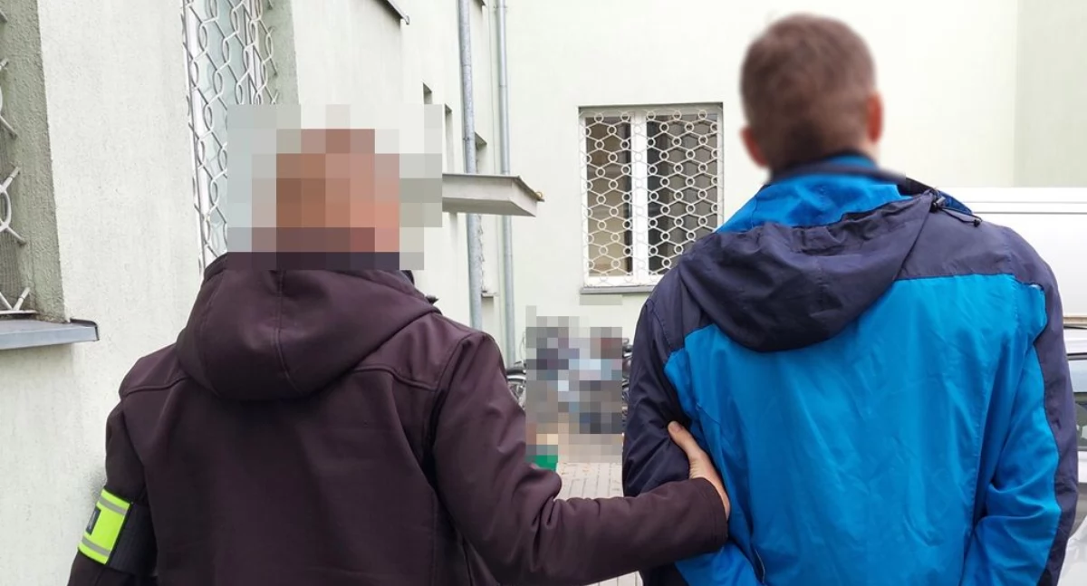 Dwaj mężczyźni pobili 40-latka i ukradli mu portfel. Trafili do aresztu
