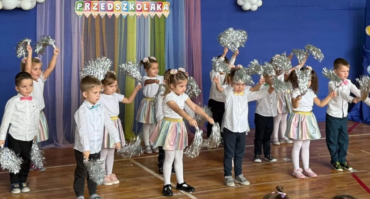 Podwójny start: Pierwszaki w Krynce złożyły ślubowanie, Przedszkolaki wystąpiły na scenie (FOTO)