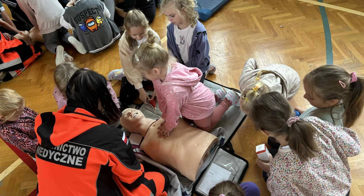 Dzieci ze Stanina uczą się ratować życie: Ratownik i strażak przeprowadził praktyczne warsztaty pierwszej pomocy