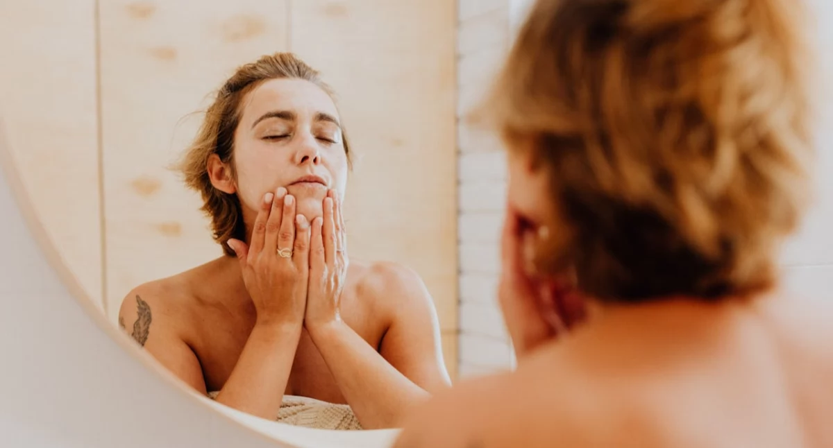 Utrata jędrności skóry – dlaczego się pojawia i jak wspierać naturalną regenerację?