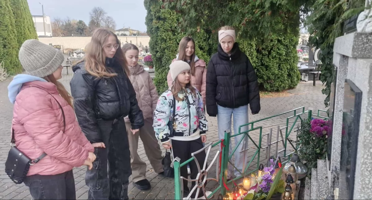Uczniowie z „Trójki” pamiętają o zmarłych. Wzięli udział w akcji „Szkoła pamięta”