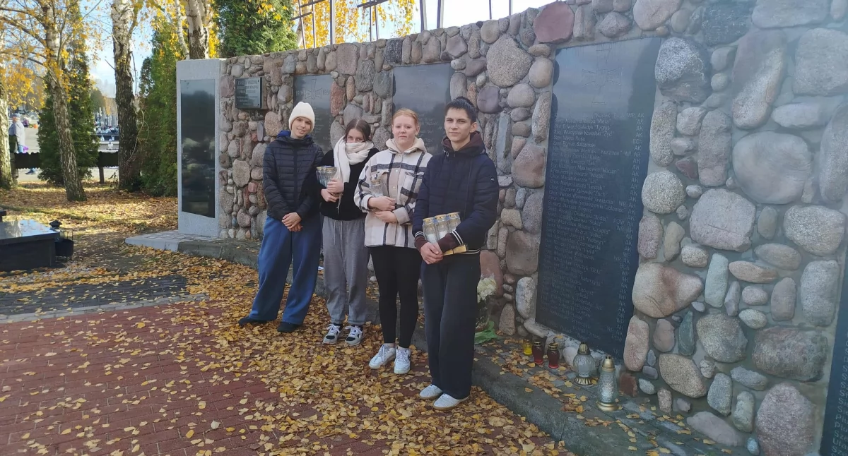 Uczniowie z Kisielska pamiętają o tych, którzy tworzyli historię