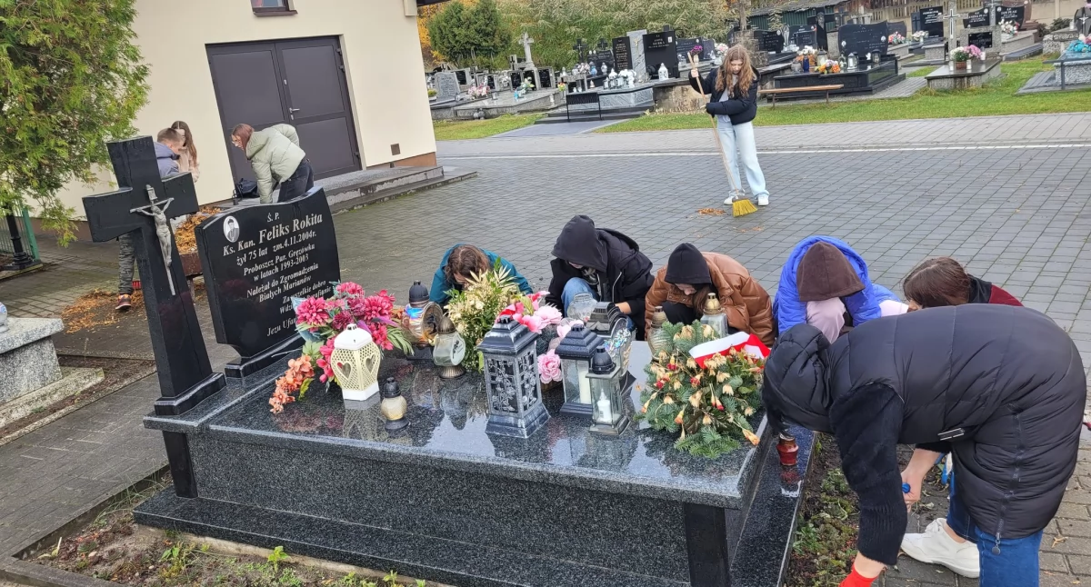 Uczniowie z Gręzówki uporządkowali cmentarz żołnierzy poległych w kampanii wrześniowej