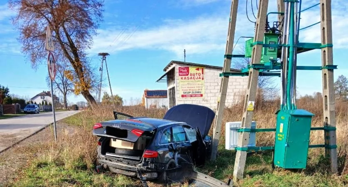 Poważny wypadek w Krzówce: Uderzenie i dachowanie