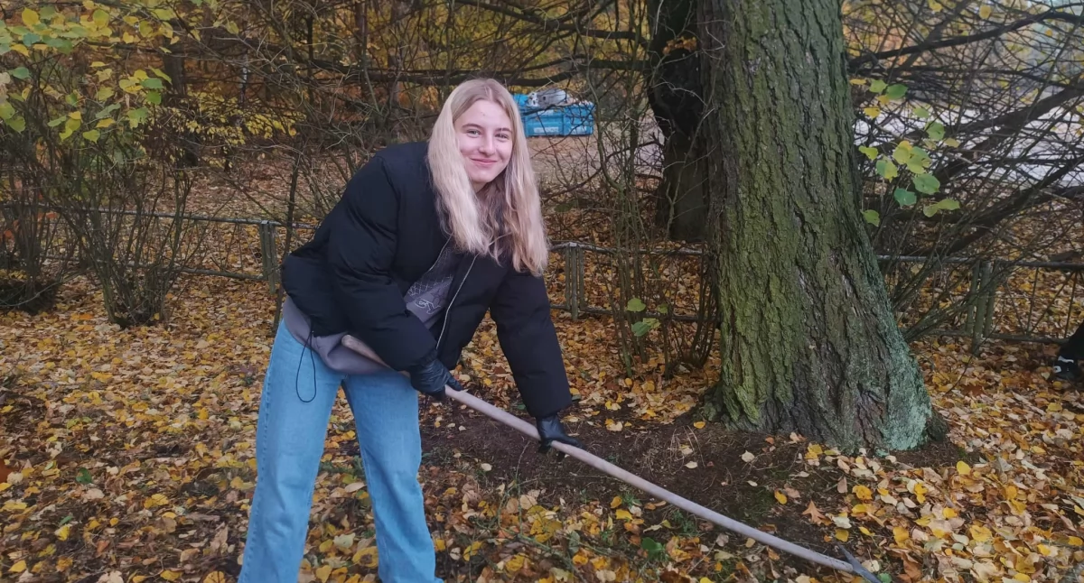 Tradycja w Sarnowie: Młodzież Pamięta o Zmarłych