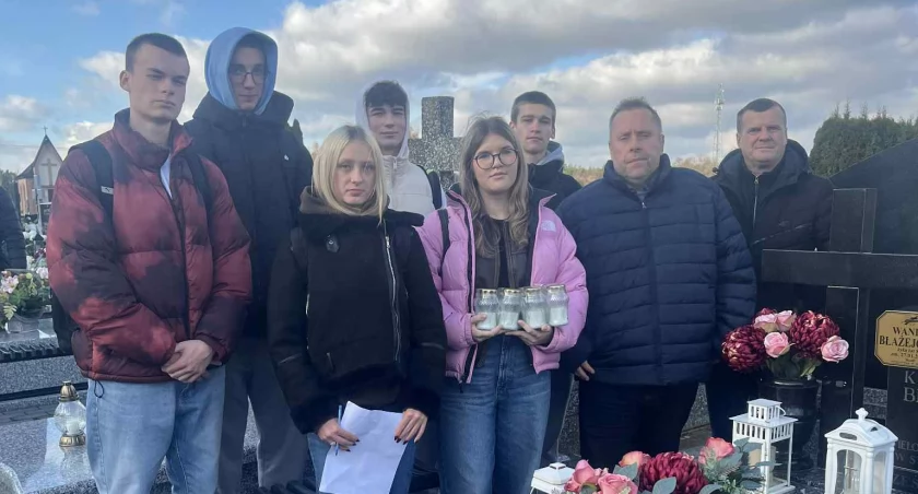 30 zniczy i honorowa warta: Jak Zespół Szkół w Stoczku Łukowskim kultywuje pamięć !