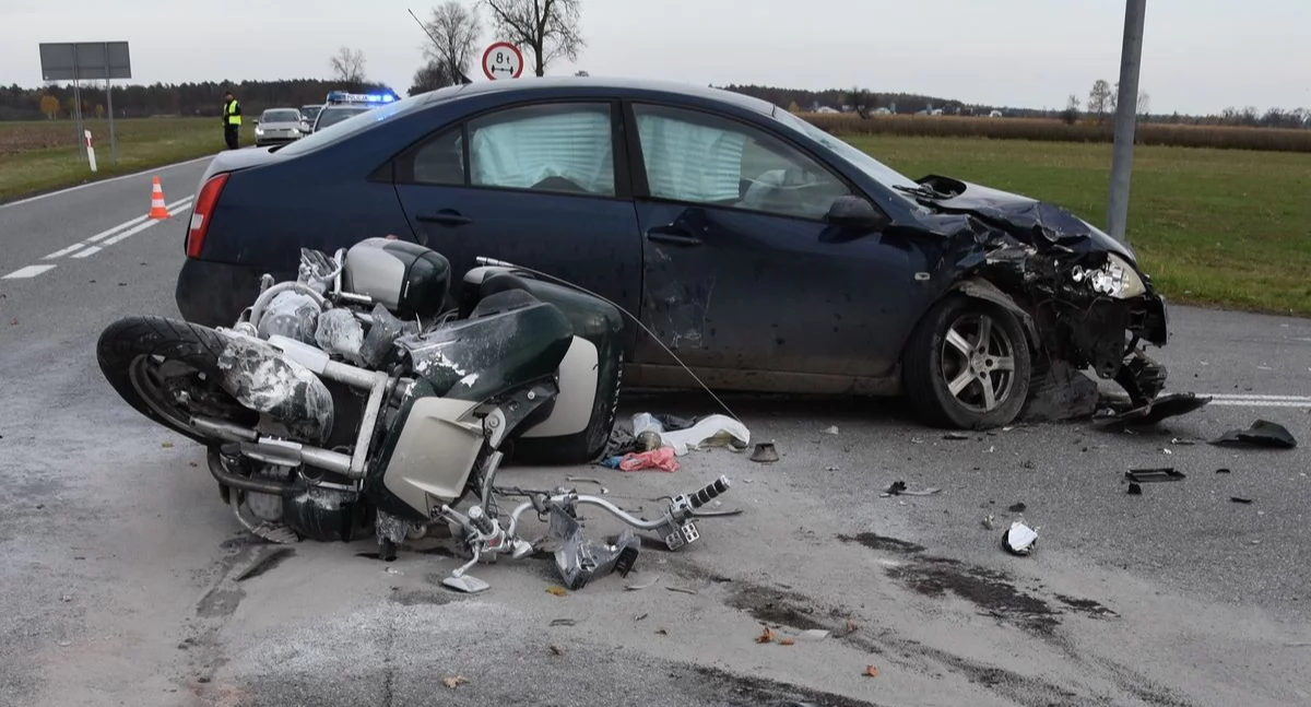 Tragiczny manewr na skrzyżowaniu DK-63. Motocyklista ranny. Wiemy, kto spowodował wypadek!