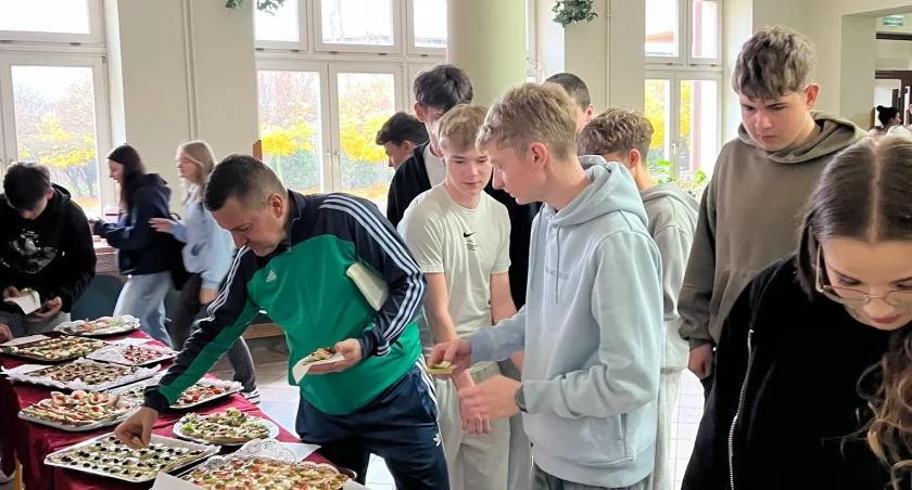 Uczniowie z „Reymonta” promują zdrowe nawyki. Dzień Zdrowej Kanapki w Zespole Szkół nr 3 w Łukowie