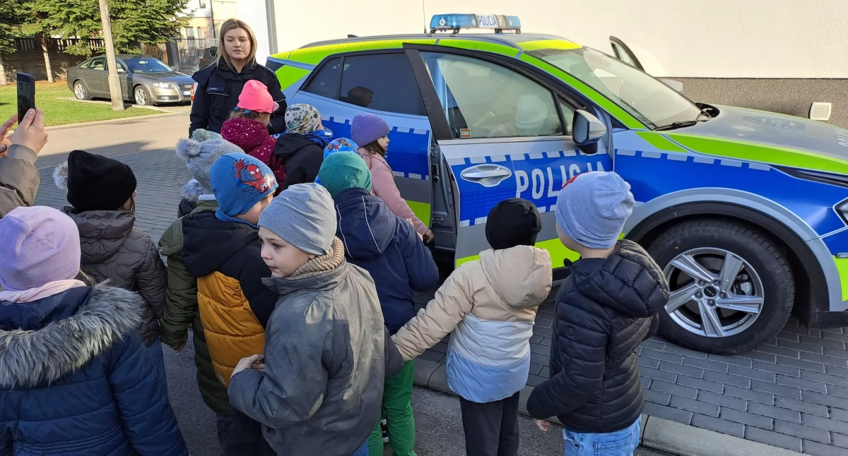 Odblask i uśmiech: Jak łukowscy policjanci uczyli najmłodszych, że bezpieczna zabawa to podstawa