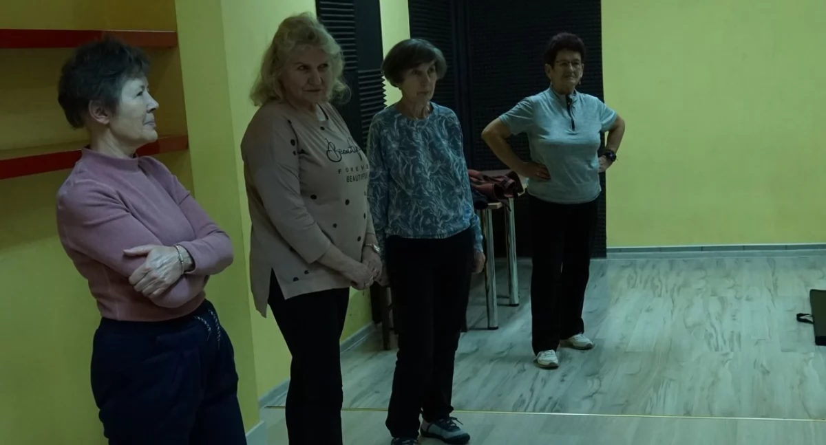 Seniorzy z Łukowa uczą się samoobrony: Policja prowadzi specjalne warsztaty dla Uniwersytetu Trzeciego Wieku