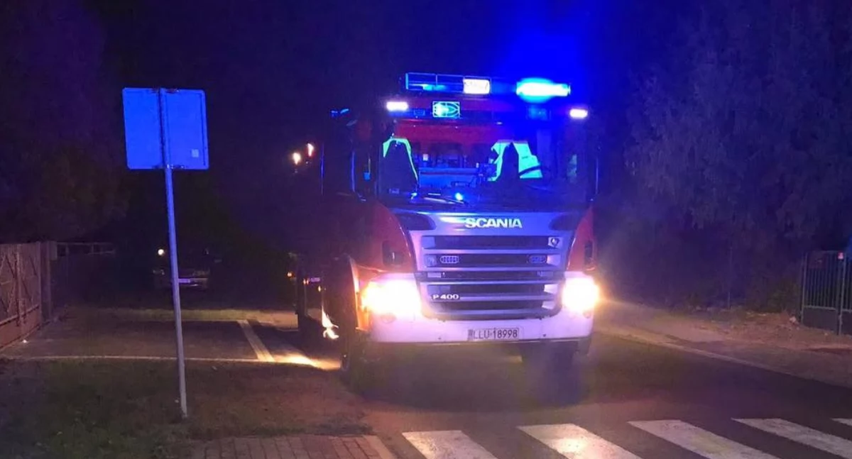Zalana posesja po 23:00: Mieszkańcy Łazów ygłaszają awarię, Na miejscu służby i policja