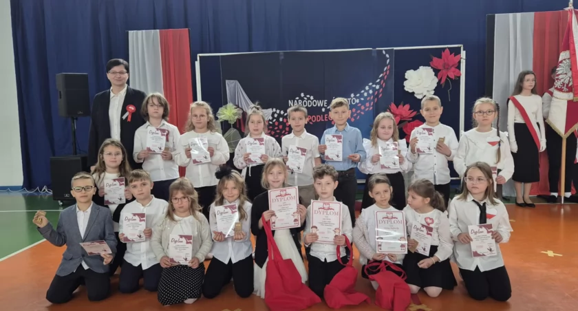 Młodzi patrioci wzruszają sercem: Konkurs recytatorski Polska – Ojczyzna Nasza w Szkole nr 4
