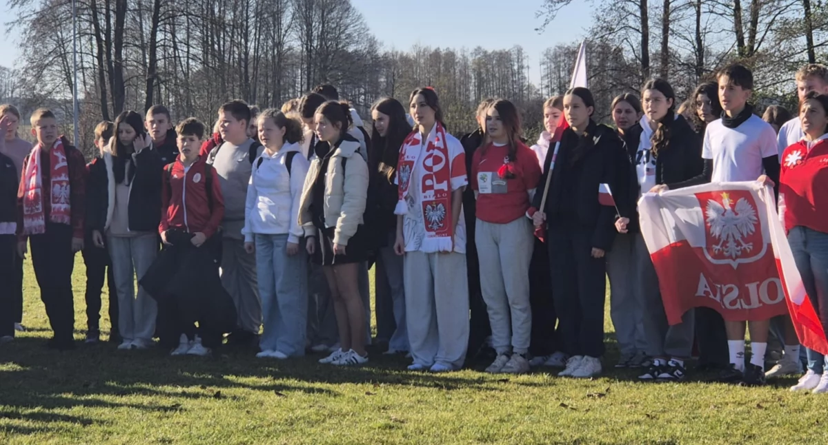 Uczniowie ZS Stanin świętowali niepodległość na sportowo – triumfy w Biegach Niepodległości