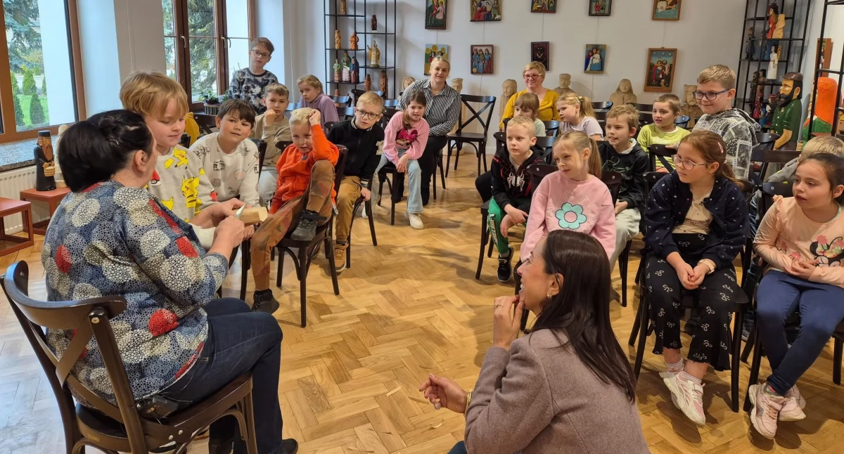 Dłutem pisane. Uczniowie z Woli Gułowskiej odkrywają tajemnice rzeźby i lokalnej tożsamości
