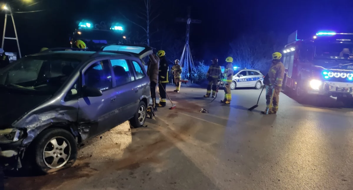Kolizja w Woli Burzeckiej. Trzy jednostki OSP i policja interweniowały przy zderzeniu dwóch pojazdów