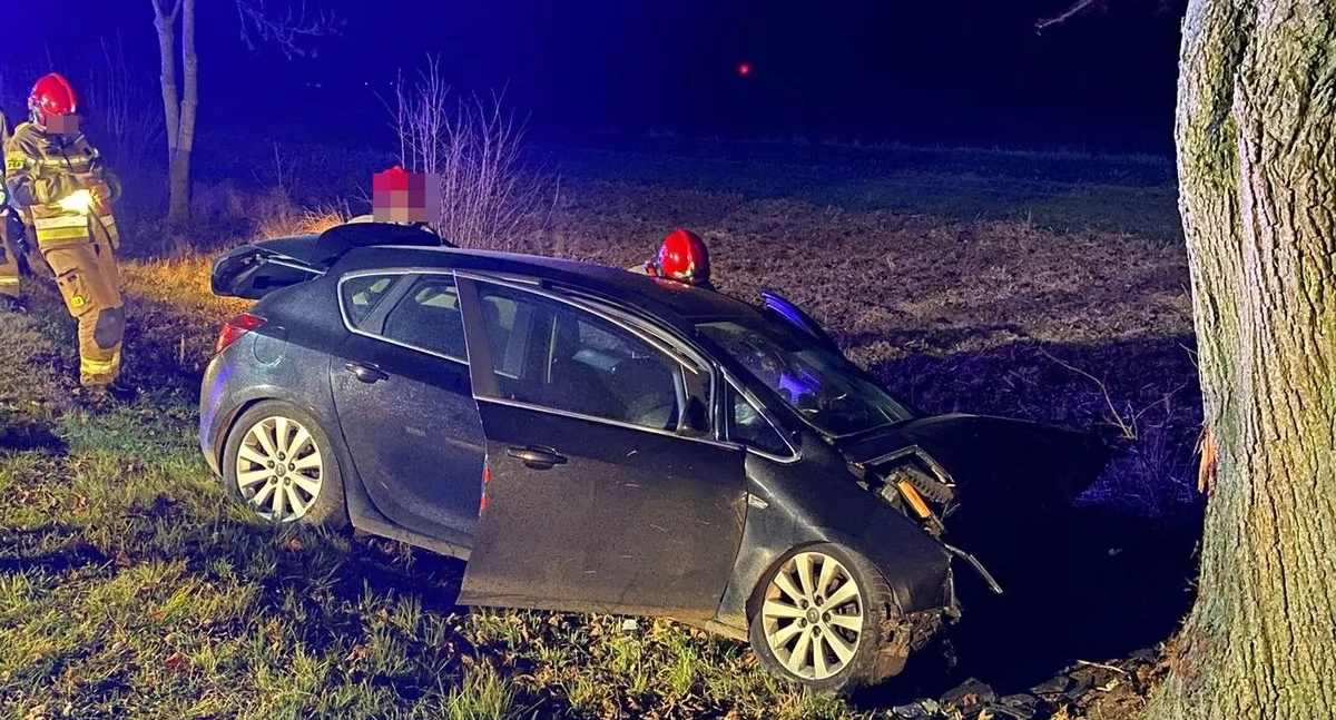 Groźny wypadek w Woli Osowińskiej: Dwie kobiety ranne po zderzeniu z drzewem! 
