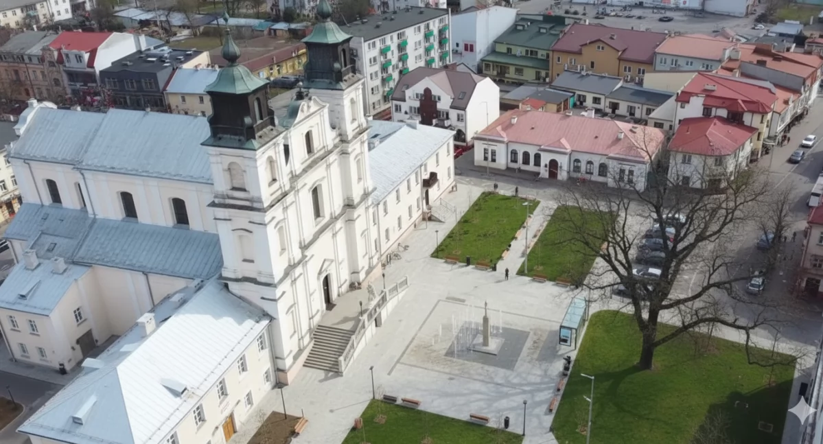 Plac Narutowicza w Łukowie zmienia się na naszych oczach! Zobacz, co się wydarzy dzięki dużej inwestycji!