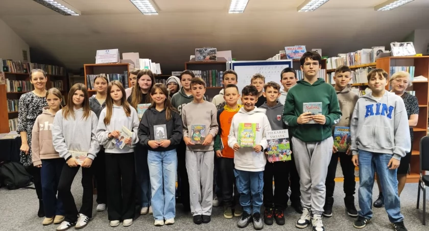 Wizyta Szóstoklasistów w Bibliotece w Trzebieszowie. Edukacja Czytelnicza i Struktura Księgozbioru