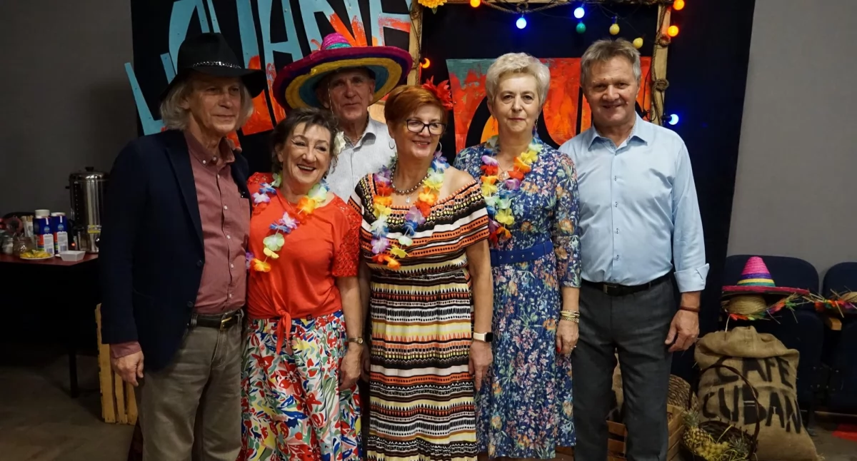 Gorączka sobotniej nocy w stylu kubańskim! Łukowscy Seniorzy bawili się na Balu Andrzejkowym 