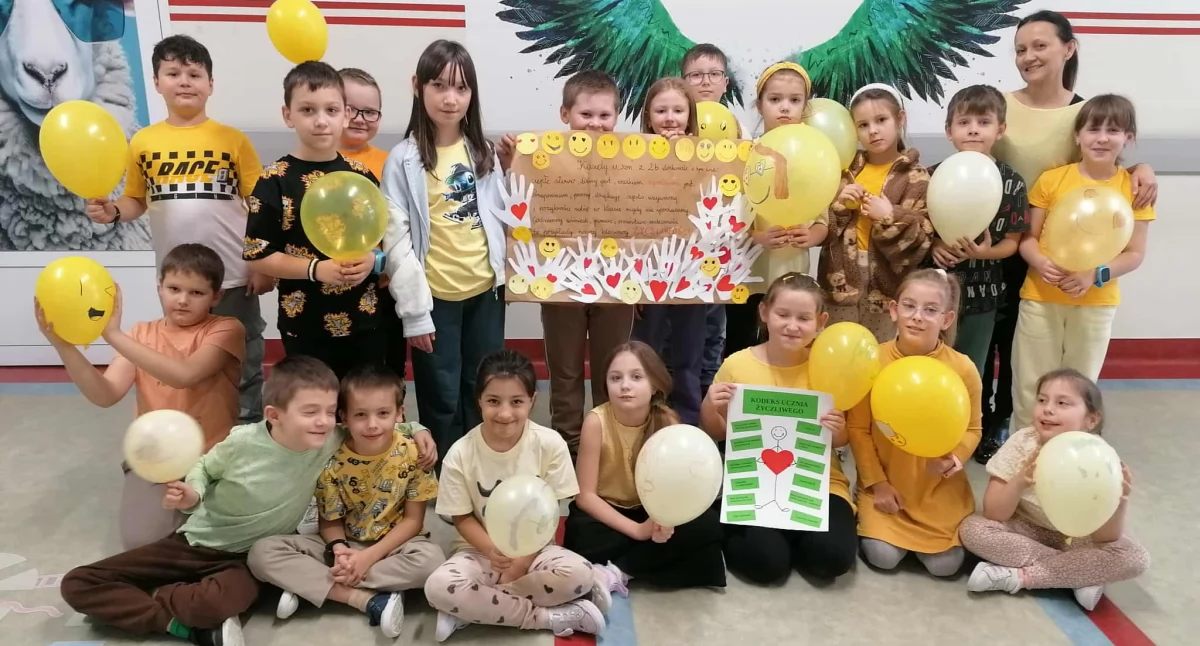 Dzień Życzliwości w SP nr 4. Owocowa energia i kolorowy dowód, że dobro krąży.