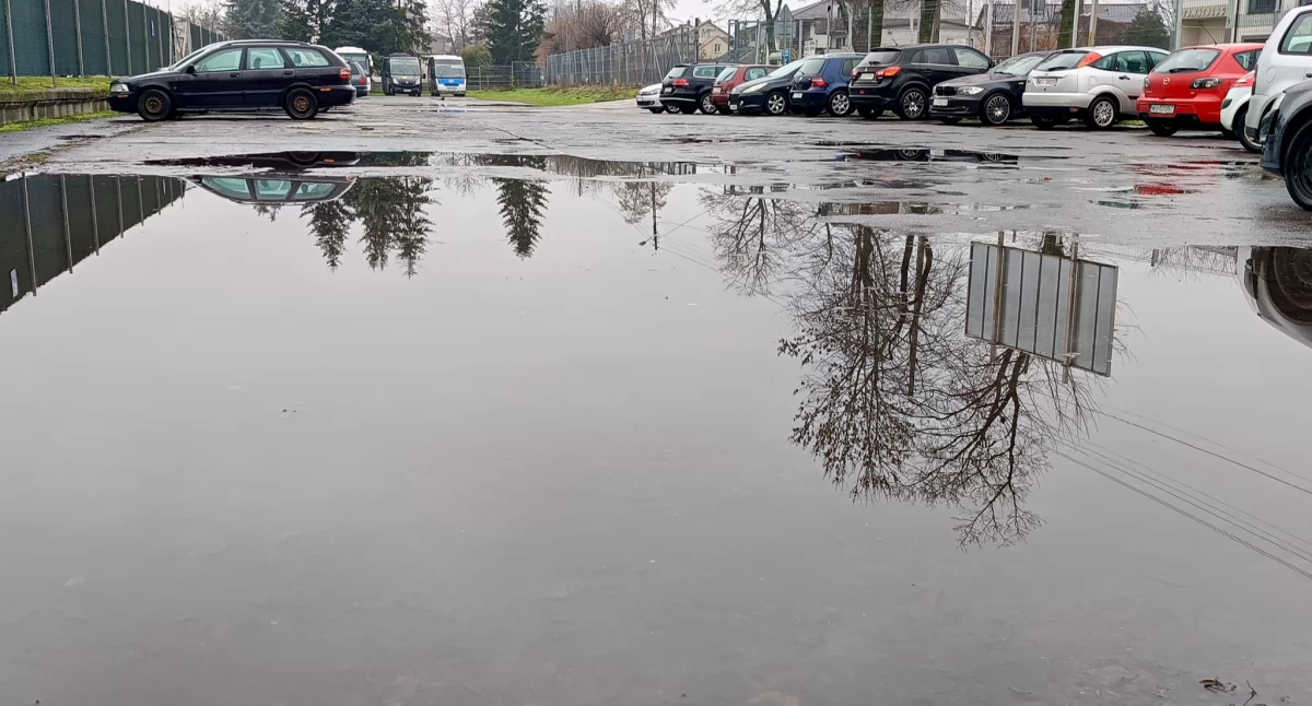 Będzie nowy parking w Łukowie! Koniec z błotem koło Orląt – Miasto ma pieniądze i plan na plac przy stadionie