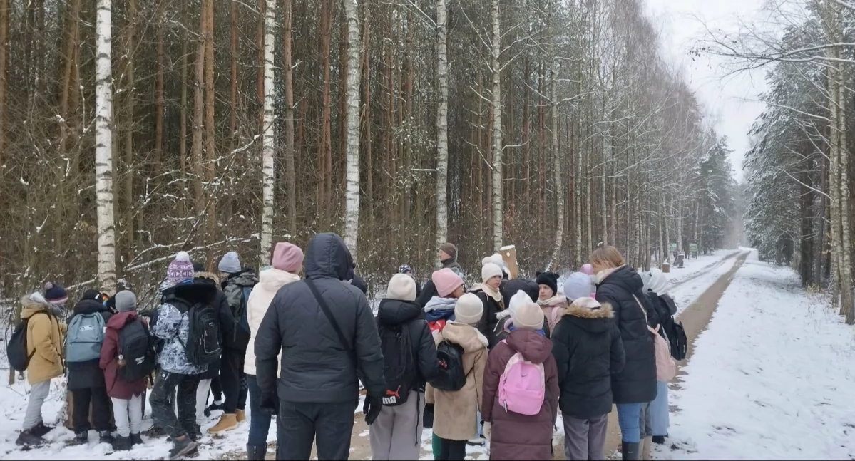Nadleśnictwo Łuków i SP w Rolach. Oto jak dzieci odkrywają ślady zwierząt na śniegu!