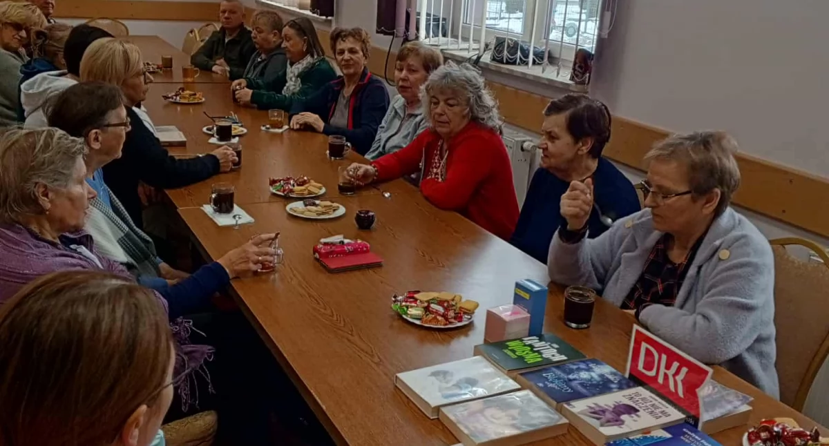 Seniorzy z Ryżek i Klub Książki z Dąbia w Gminie Łuków: Listopadowe spotkanie o kobietach i historii!