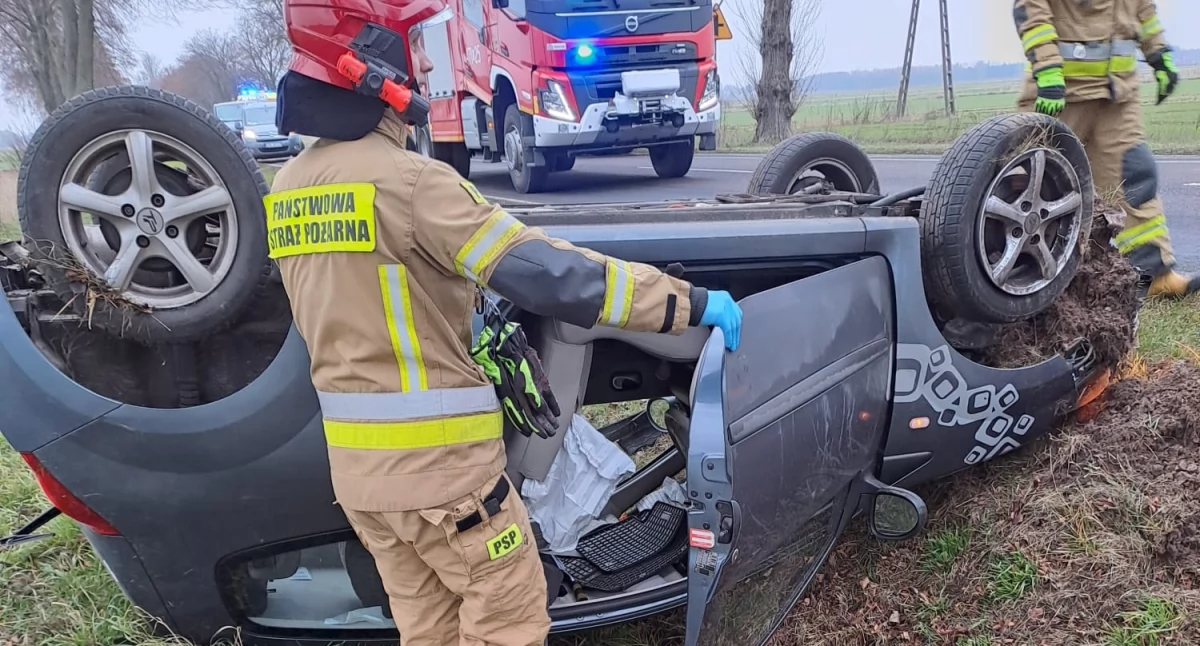 Dachowanie pod Łukowem: Poważny wypadek na DK63 w Jeziorach. Kierująca wyszła z wraku o własnych siłach