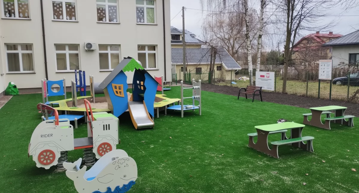 Nowy plac zabaw w Starych Kobiałkach – Bezpieczna zabawa dla maluchów ze Żłobka Tuptuś