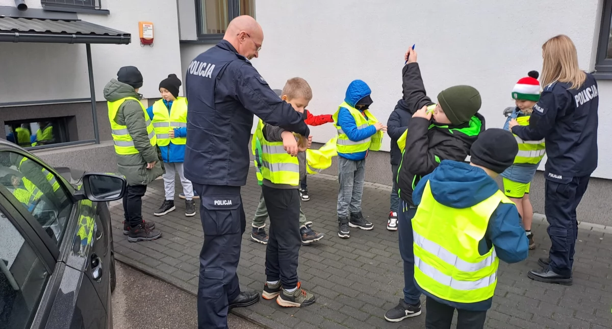 Mali Ambasadorzy Bezpieczeństwa w Staninie. Zobacz, jak Policja edukuje przyszłych pieszych