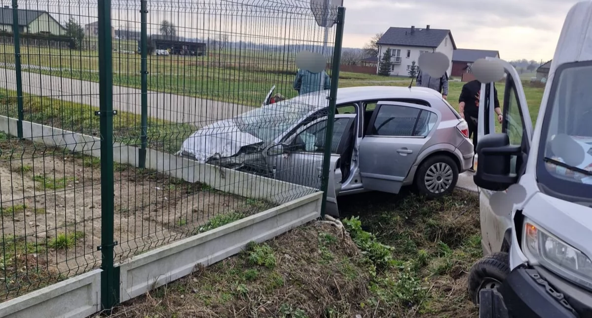 PILNE: Droga  zablokowana! To on wjechał w Opla – dwie osoby walczą w szpitalu. (FOTO)
