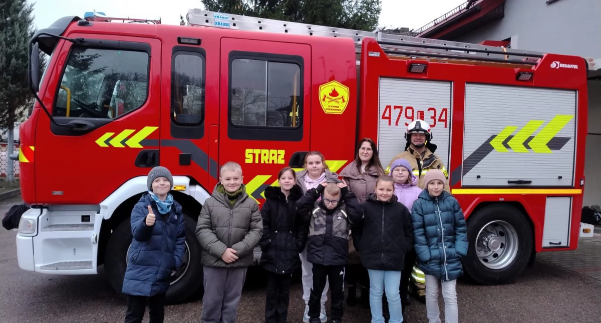 Strażacy z Serokomli pokazali szkołę od środka! Dzieci z klas 3 i 4 poznały tajniki pracy OSP