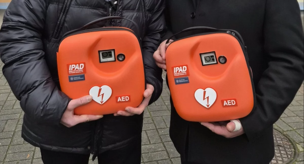 Radny Świniarski kupił 4 defibrylatory AED z diety.