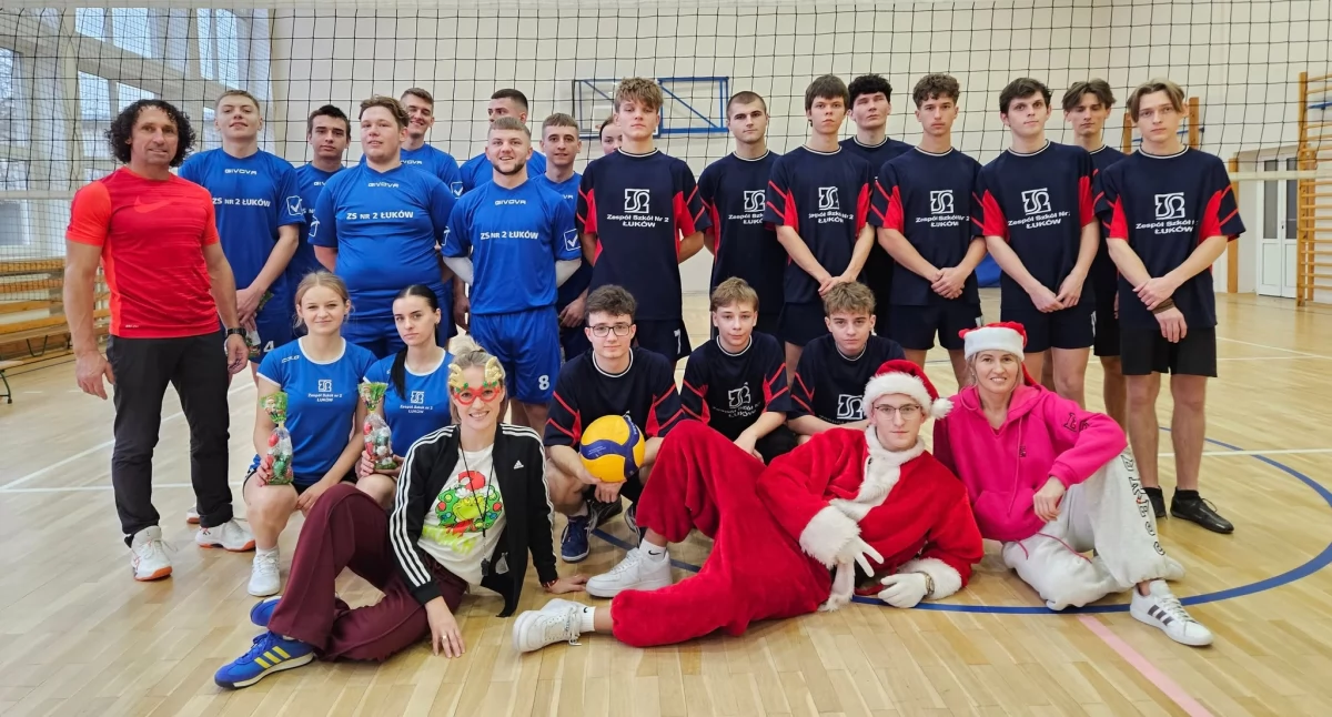 ZS nr 2: Absolwenci wygrali mikołajkowy mecz siatkówki 3:2