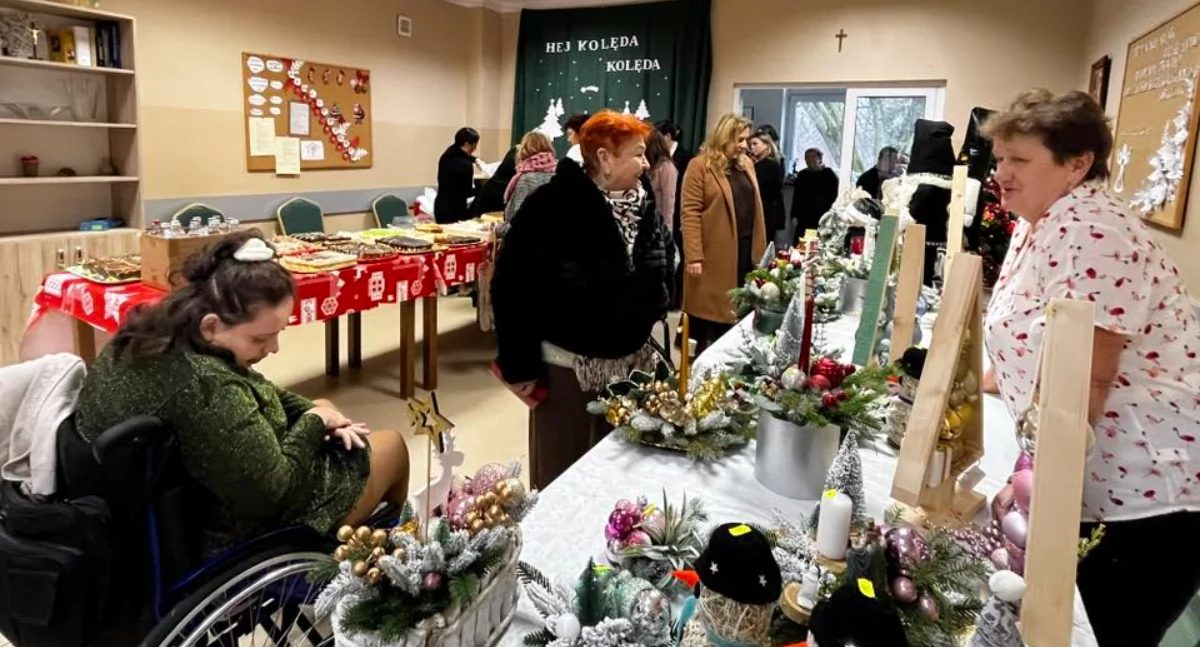 Magia Świąt w Anielinie! Zobacz, jak uczestnicy ŚDS przygotowali Jasełka i poczęstunek dla władz powiatu łukowskiego