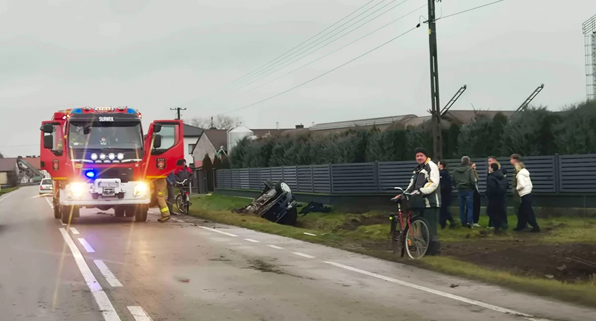 Niebezpiecznie na drodze: Dachowanie pojazdu osobowego w Wesołówce