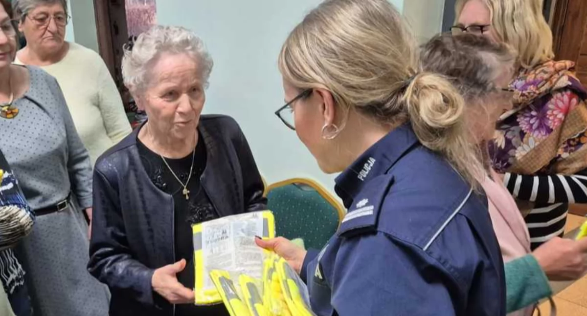 Stop oszustom! Policja z Łukowa uczy seniorów z Klimek, jak rozpoznać i pokonać tele-złodziei.