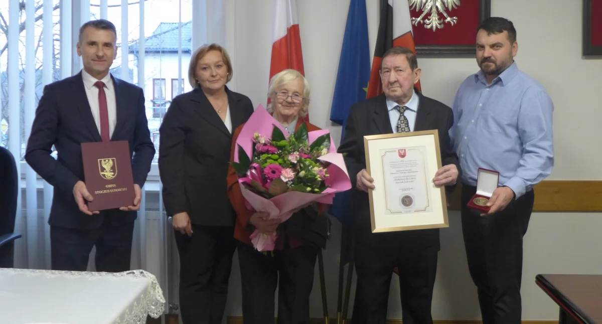 Sekret szczęśliwego małżeństwa? Jubilaci z Gminy Stoczek Łukowski odbierają medale za 60 lat po Ślubie