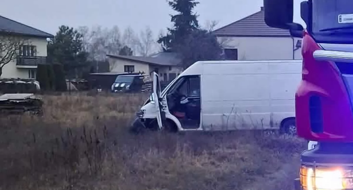 DRAMAT NA ŁUKOWSKIEJ!   BUS I OSOBÓWKA ZMIAŻDŻONE! Wyciekło paliwo, Strażacy z OSP Krzywda w akcji!