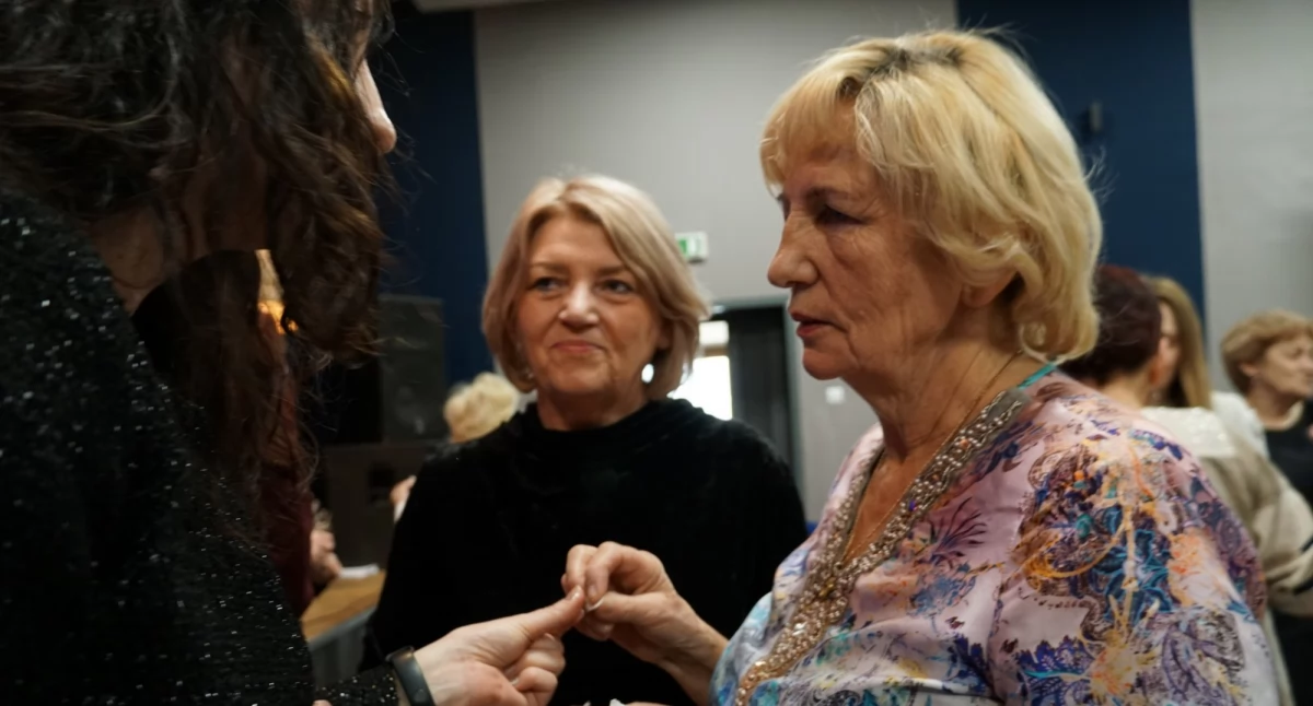 Seniorzy z Łukowa podzielili się opłatkiem i wspólnie kolędowali w ŁOK-u