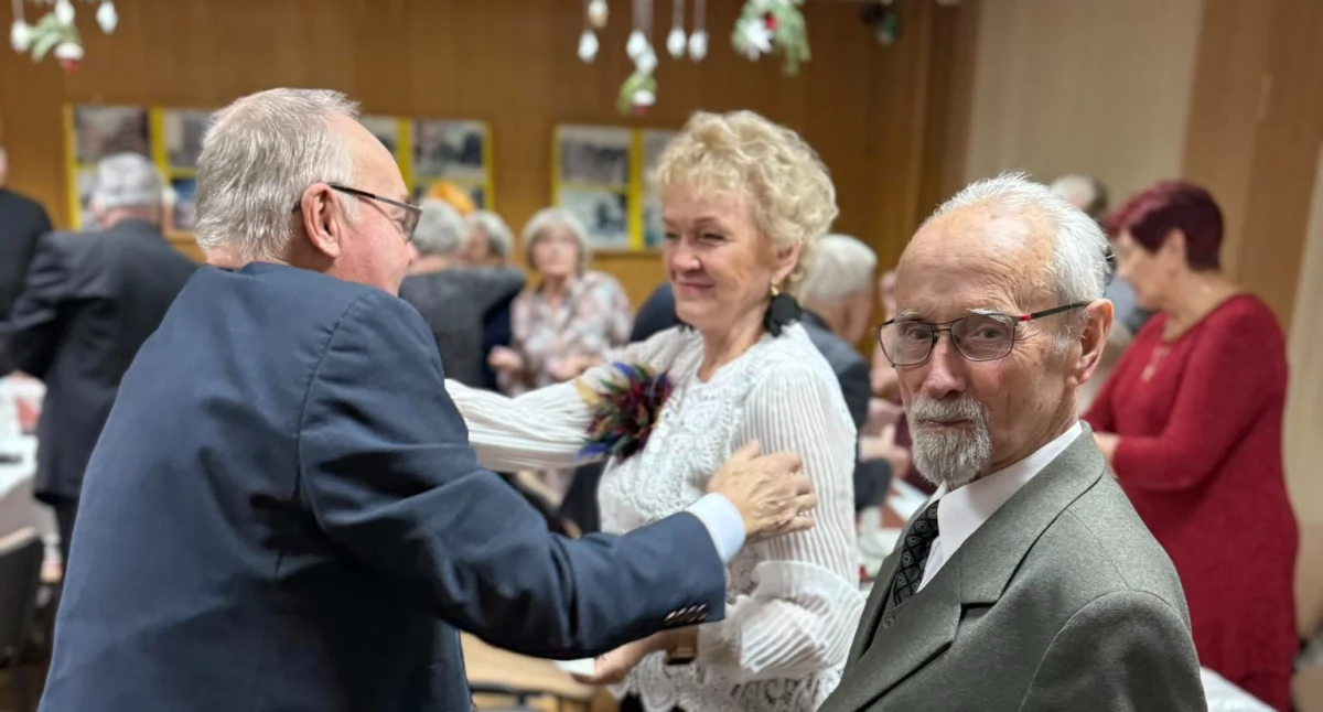 Seniorzy z łukowskiego „Raju” podzielili się opłatkiem i wspólnie zaśpiewali kolędy