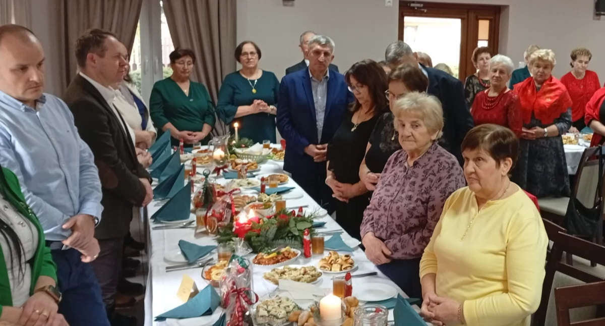 Seniorzy z Gołąbek przy wigilijnym stole: wspólne świętowanie i moc życzeń
